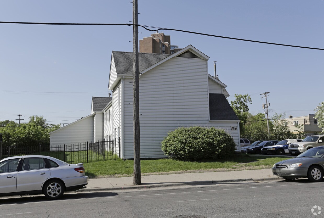 Building Photo - 715-731 E 14th St
