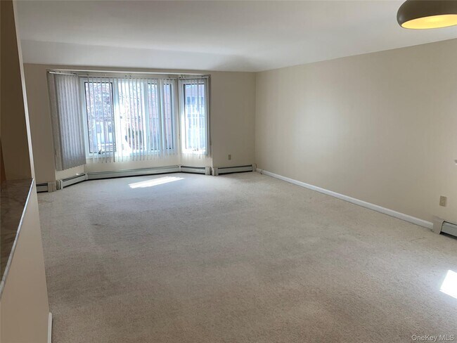 Foto del edificio - 57-48 256th St