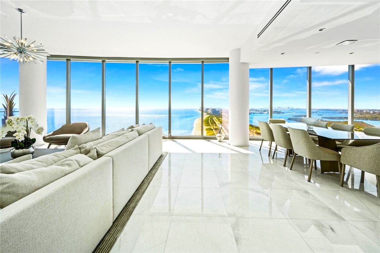 Foto principal - 15701 Collins Ave