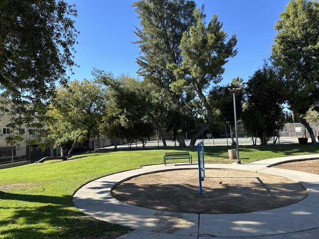 Building Photo - 7631 Reseda Blvd