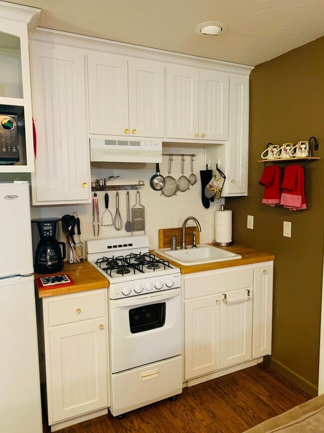 Building Photo - Hobbit House: Fully Furnished Jacksonville...