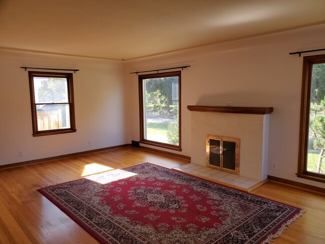 Building Photo - 403 W 25th Ave