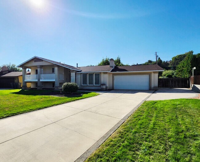 Foto del edificio - Beautiful Tri Level Home w/RV or Trailer P...