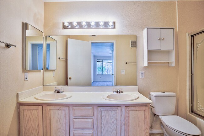 Building Photo - 2 Bed, 2 Bath Beautiful condo available now!