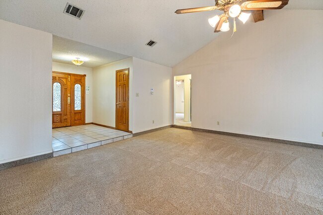 Foto del edificio - Lovely 3 Bedroom, 2 Bathroom in North Cent...