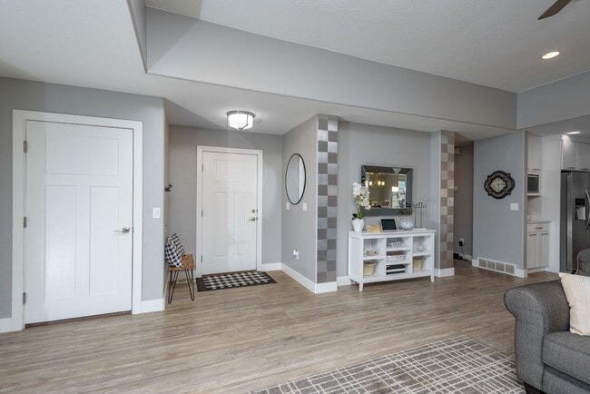 Building Photo - Beautiful Custom Home !