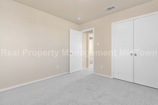 Foto del edificio - Charming 3-Bed, 3-Bath Home with Fireplace...