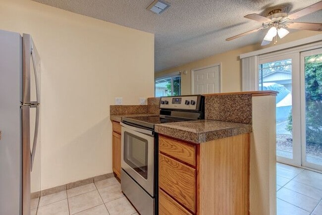 Building Photo - Spacious 2 Bed 1 Bath In Quiet Community