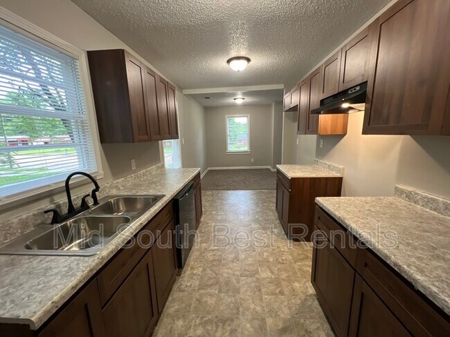 Building Photo - 521 E Shelby Dr