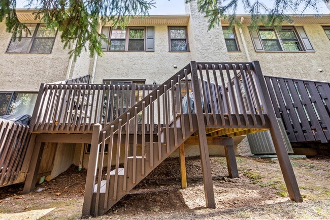 Foto del edificio - 1430 Redwood Ct