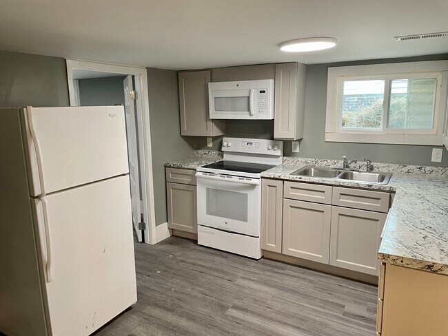 Kitchen - 2322 Highland Ave