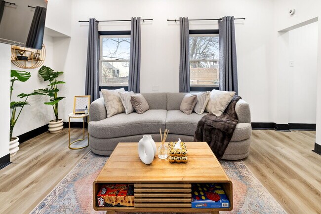 Sala de estar con ventanas que dan al patio trasero. - 10 Carrie St