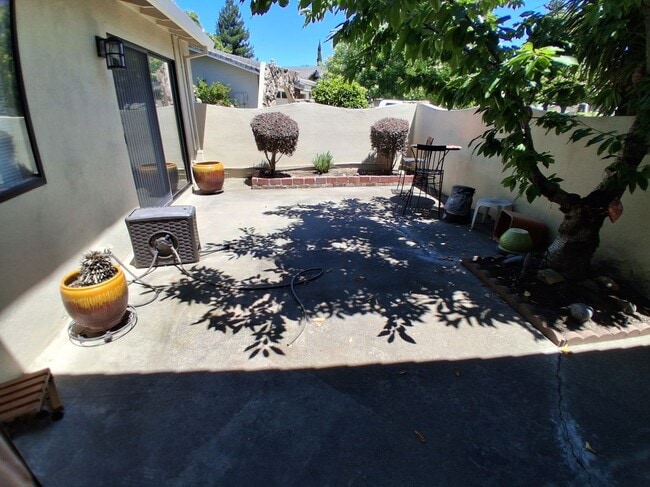 Building Photo - 1127 Rosa Del Rio Way