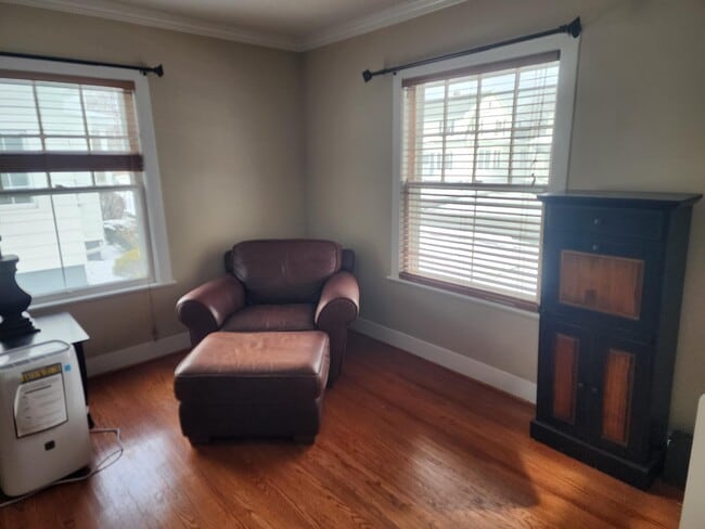 Building Photo - 40 Maple St