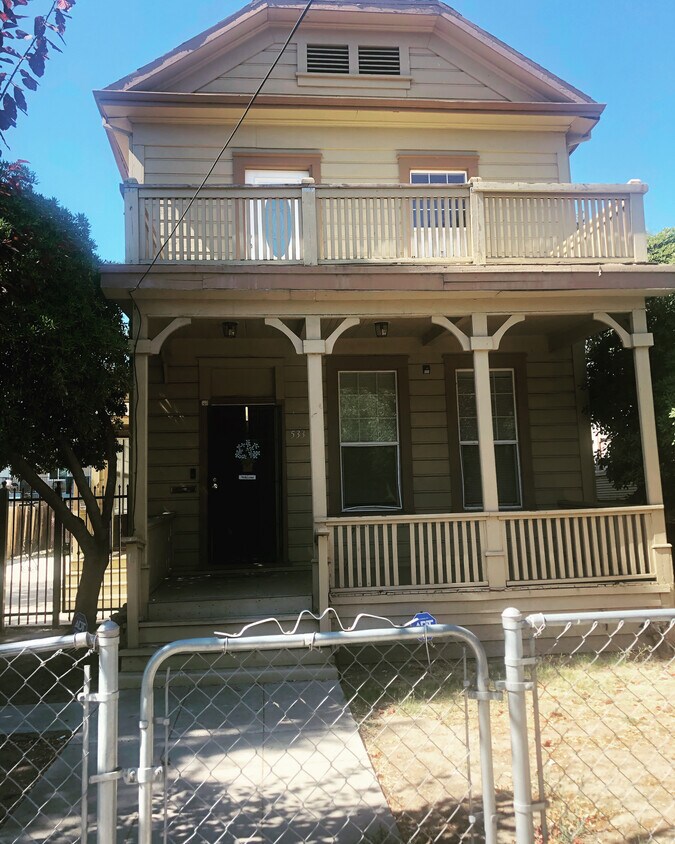 Front Of Property Victorian Style Home - 535 W Oak St