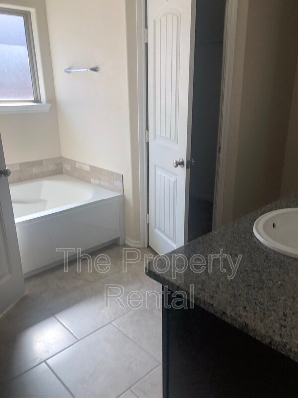 Foto del edificio - 1026 E 93rd St