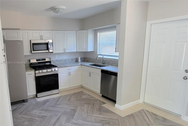 Building Photo - 906 Greenbriar Dr