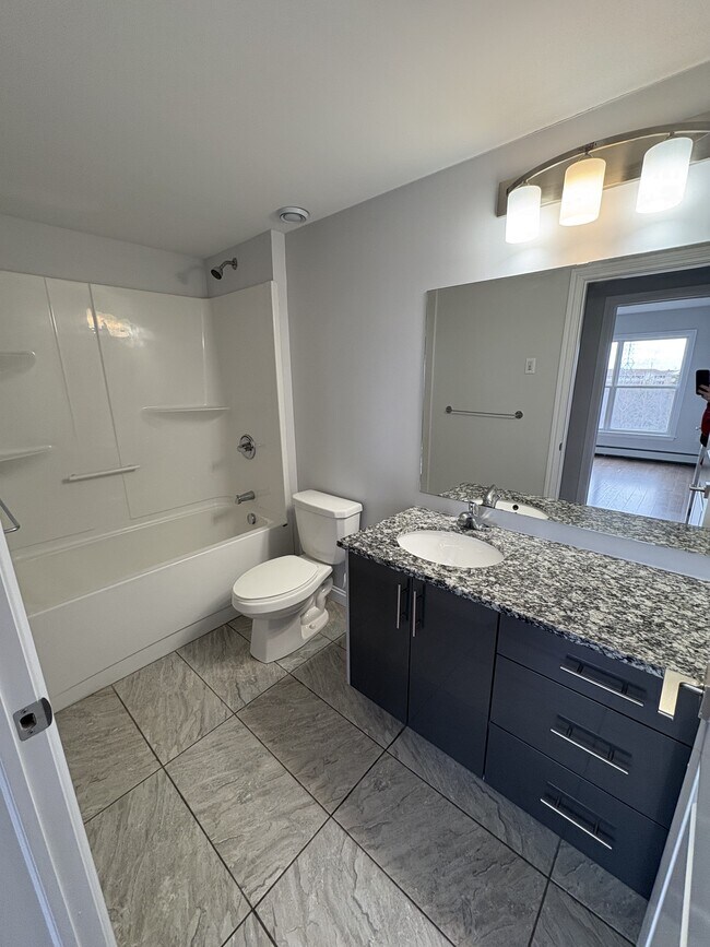 Salle de bain principale - 216 Nadia Dr