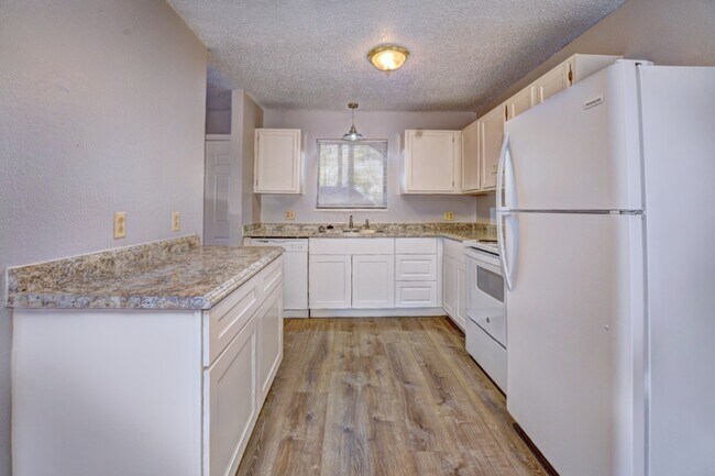 Building Photo - 908 White Ave