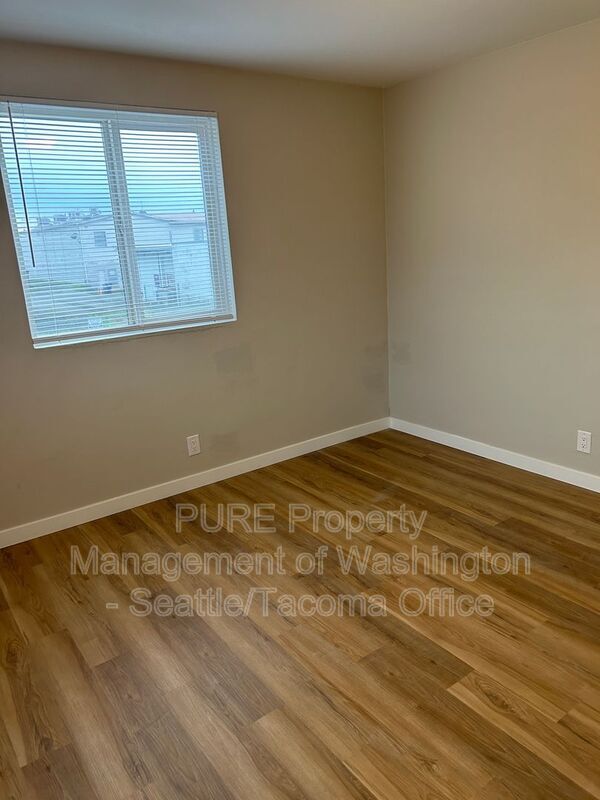 Building Photo - 111 10th St SE