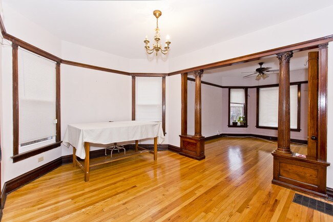 Foto del edificio - 1476 W Farragut Ave