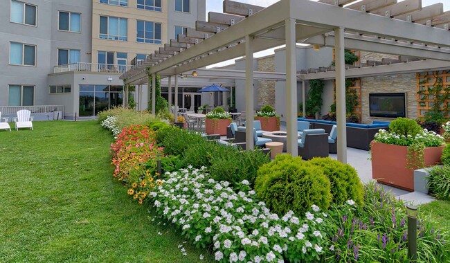 Building Photo - Luxurious 2 Bed on the MainLine