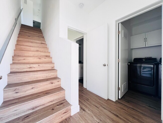 Foto del edificio - 4576 Oakwood Ave