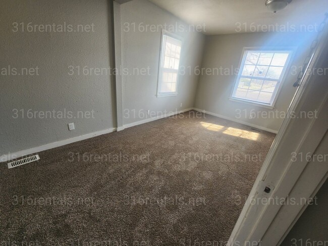 Building Photo - $1,199 - 3 bedroom / 2.5 bathroom - Single Family Home