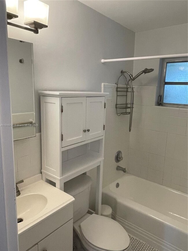 Building Photo - 2215 NE 11th Ave