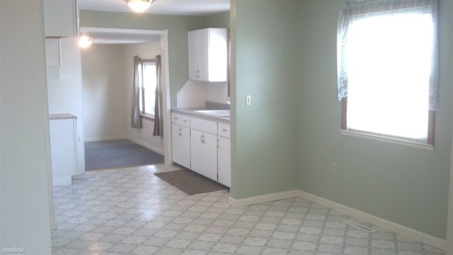 Building Photo - 3 br, 1 bath House - 5025 N Center Rd