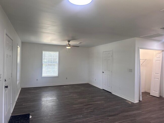 Building Photo - 112 Palamino Ct