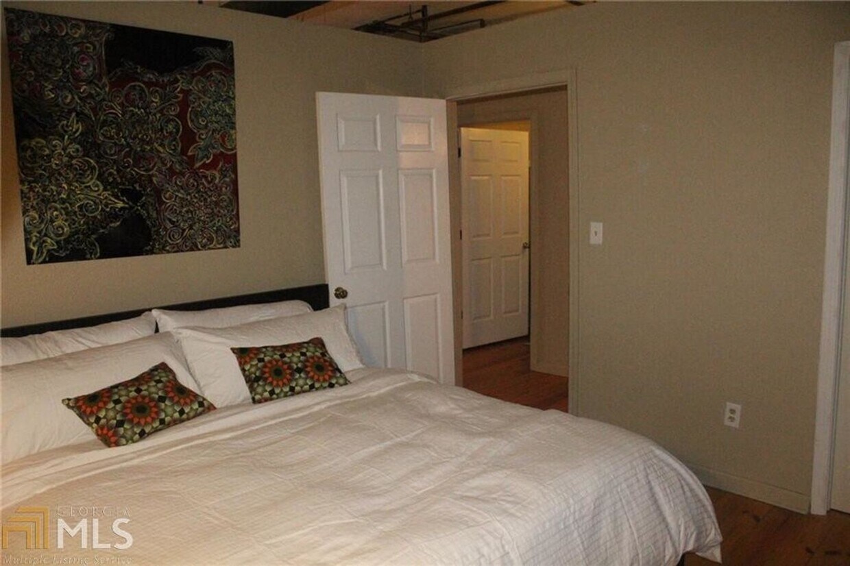 Building Photo - Loft Living 2 Bedroom