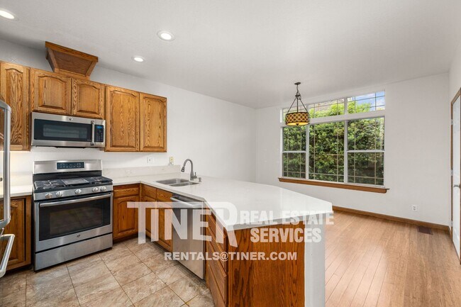 Building Photo - 2 Bedroom Modern Townhome in the Heart of ...