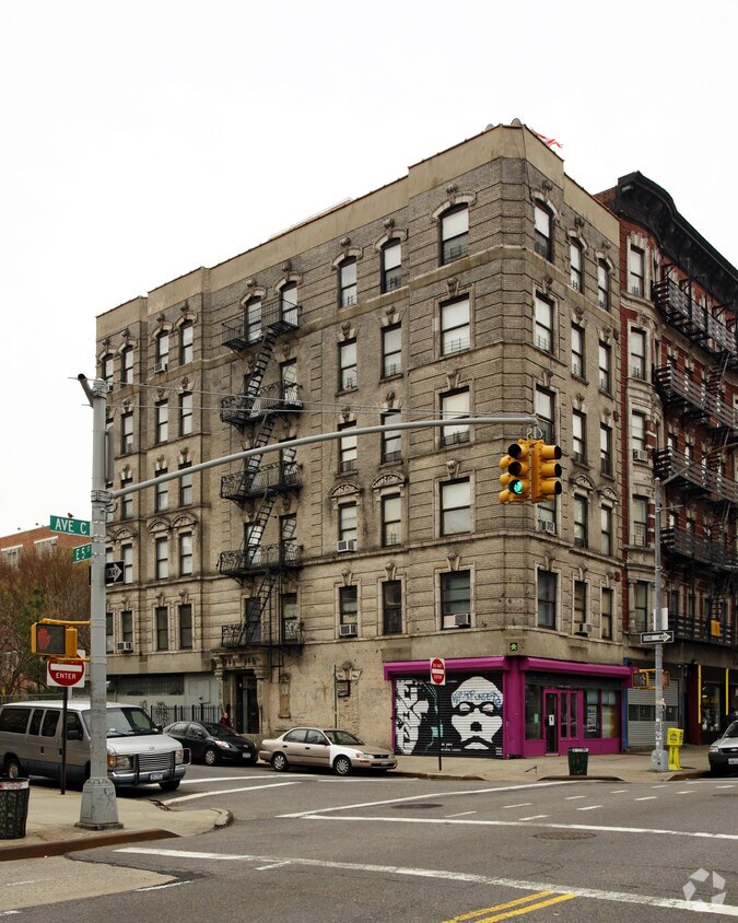 Building Photo - 702 E Fifth St