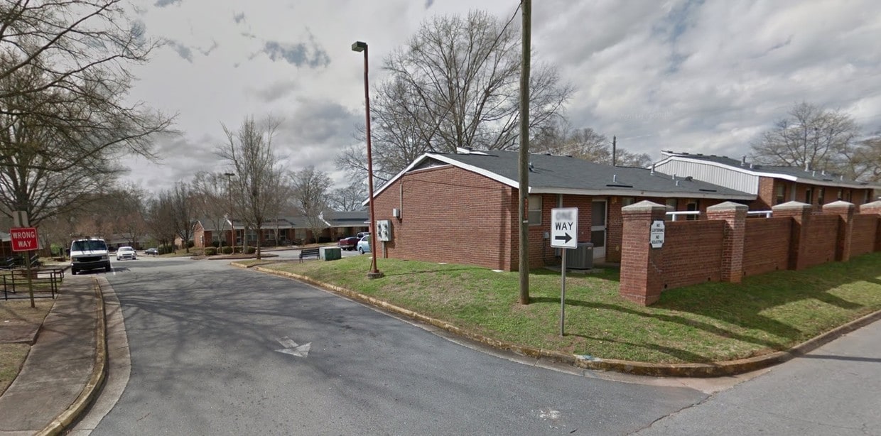 Primary Photo - Nine Oaks Apartments
