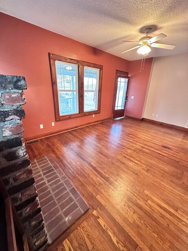 Foto del edificio - 923 E Hillcrest Dr