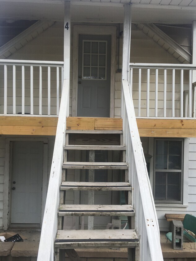 Unit#4 Entrance and Covered Porch - 411 W 3rd St