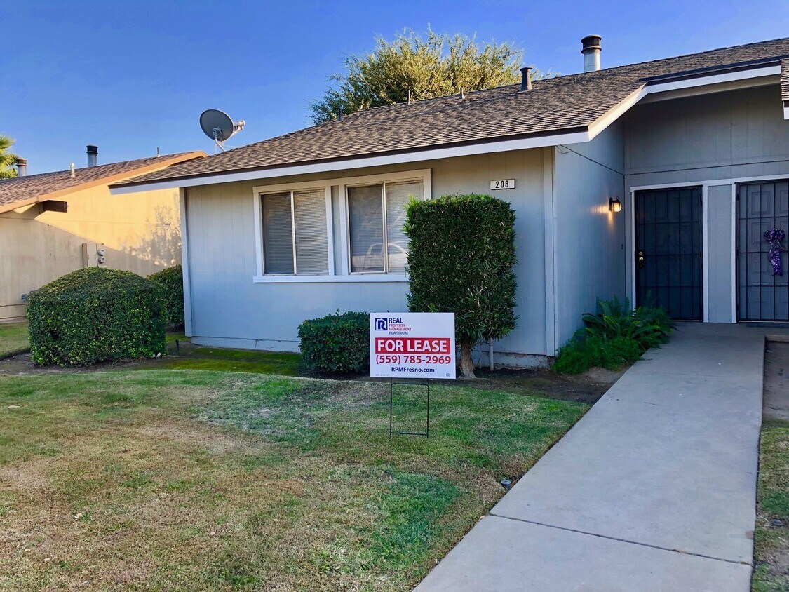 Foto principal - $1,699 Shaw and Minnewawa, 2 Bedroom Duple...