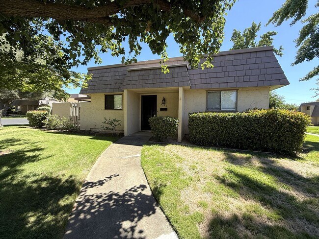 Building Photo - Nicely updated single story condo in Carmi...
