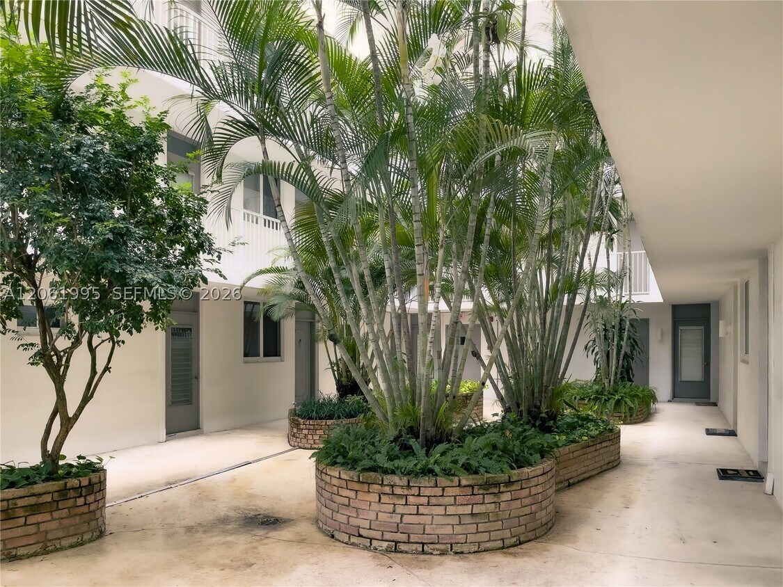 Foto del edificio - 1670 Bay Dr E
