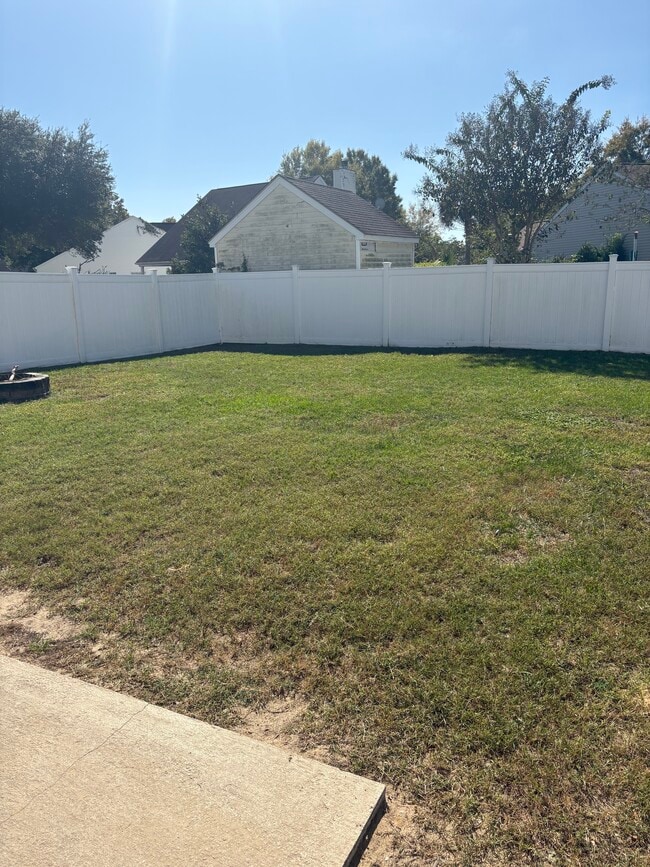 Privacy fence/ nice backyard - 150 Stoney Xing