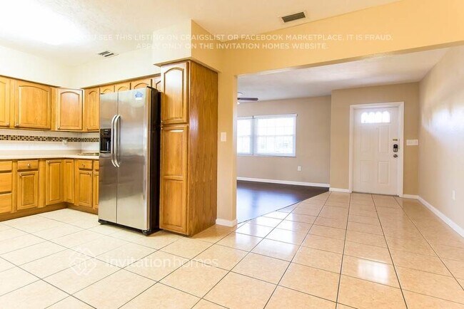 Building Photo - 618 15th Ave Dr E