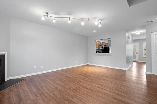 Foto del edificio - Spacious Townhome for Rent in Downtown Che...