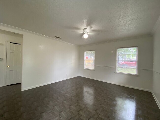 Building Photo - AVAILABLE NOW 2 Bedroom 1 Bath Home in Riv...