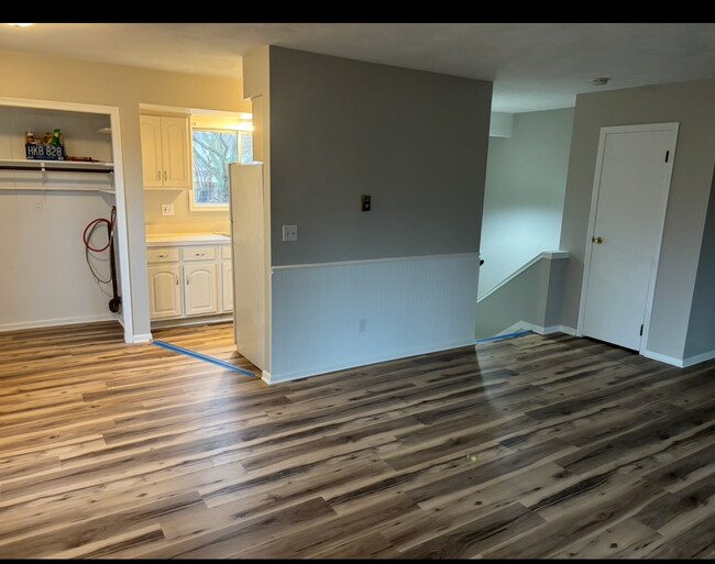 Área de estar con vista a la cocina/lavandería - 6332 Norburn Way