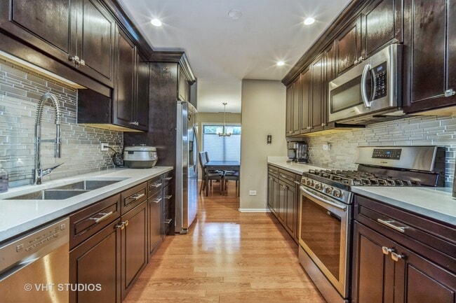 Building Photo - 2050 Valencia Dr