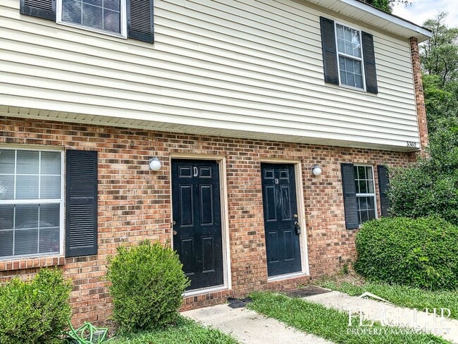 Building Photo - CUTE Farmville Townhouse