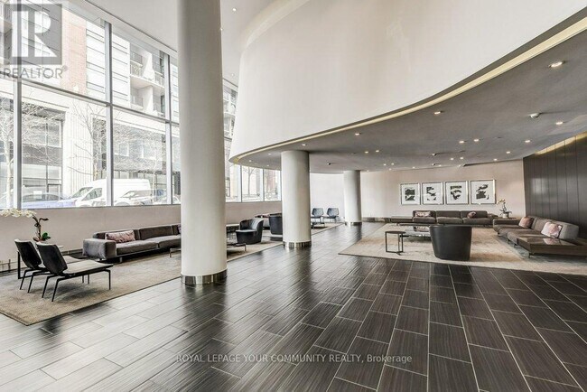 Photo du bâtiment - 1815-1815 Yonge St