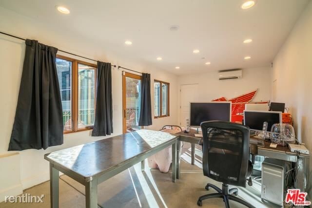 Foto del edificio - 2166 Old Topanga Canyon Rd