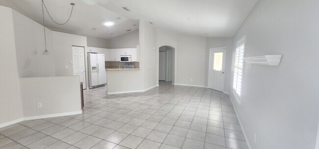 Building Photo - BEAUTIFUL 2/2 IN CATALINA OAKS- VERO BEACH